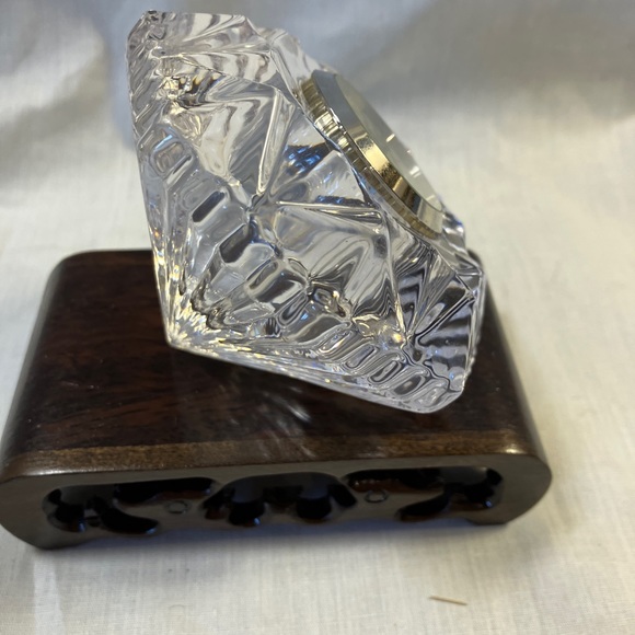 Classic Diamond Shaped Crystal Quartz Clock Paperweight. - Picture 6 of 7